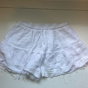 Stark white linen shorts